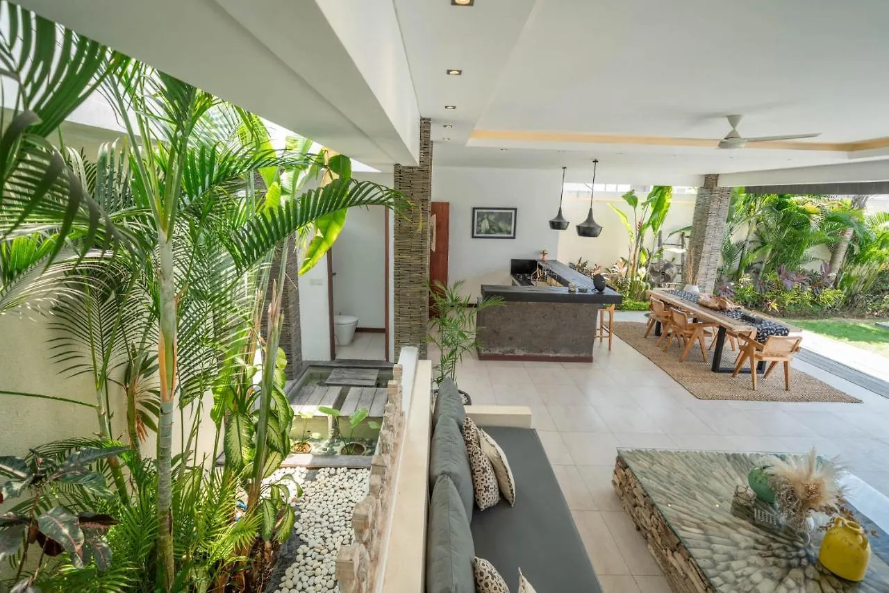 Villa Tira - Elegant 3Br In Central Seminyak